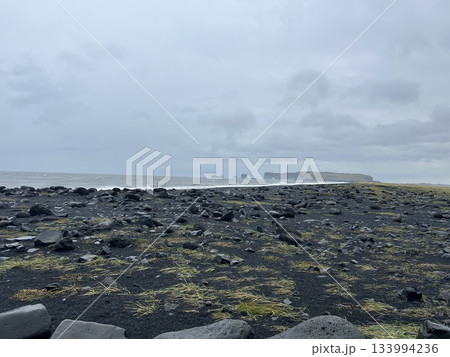 アイスランドの南の有名な砂浜、砂が黒いブラック•サンド•ビーチです。 133994236