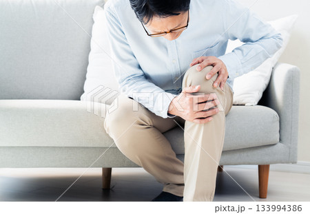 膝が痛むシニア男性 133994386