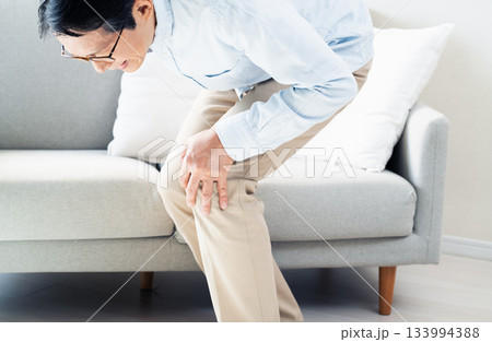 膝が痛むシニア男性 133994388