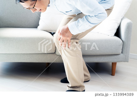 膝が痛むシニア男性 膝が痛むシニア男性 133994389