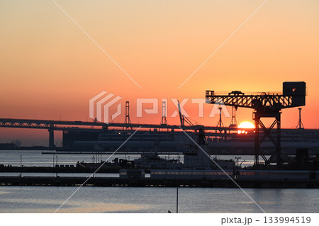 横浜みなとみらい21と日の出風景 横浜みなとみらい21と日の出風景 133994519