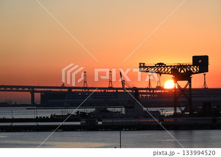 横浜みなとみらい21と日の出風景 133994520