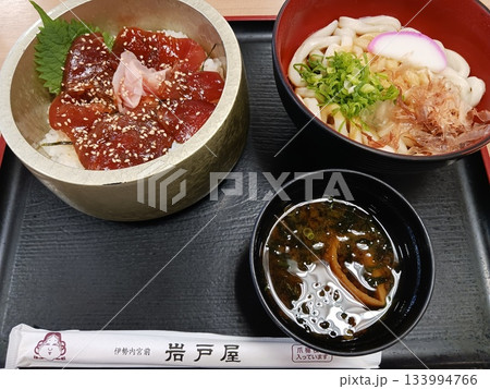 おかげ横丁の岩戸屋の手こね寿司(マグロ)と伊勢うどんセット 133994766