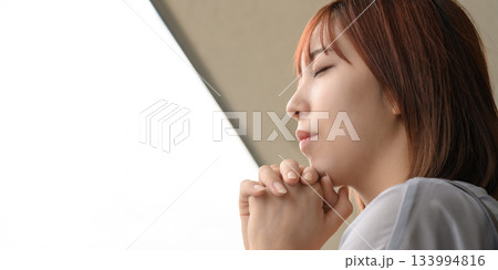 祈る女性 横顔 祈る女性 横顔 133994816