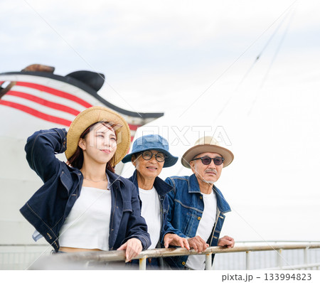 船旅を楽しむ家族 133994823