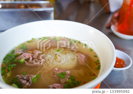 カンボジアの町中の小さなレストランで提供された麺料理 カンボジアの町中の小さなレストランで提供された麺料理 133995092