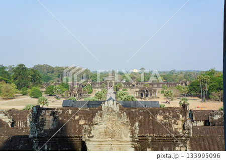 カンボジアの遺跡群を高台から眺めた時の風景 133995096