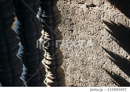 カンボジアにある歴史的な建造物の外壁に彫られ複雑な模様 133995097