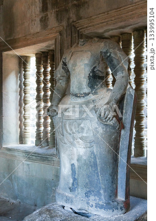 頭の部分が破壊された人の形をした石像 133995104