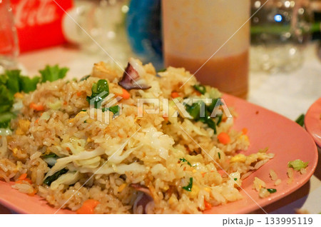 カンボジアの飲食店で提供された野菜たっぷりチャーハン カンボジアの飲食店で提供された野菜たっぷりチャーハン 133995119