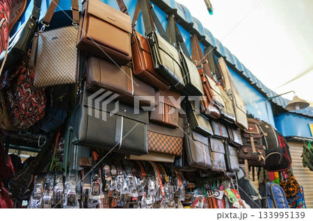 カンボジアの街中にある市場で売られている大量のカバン 133995139
