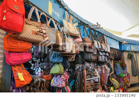 カンボジアの街中にある市場で売られている大量のカバン 133995140