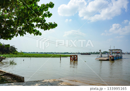 ホーチミン市内を流れる河川と青空の風景 ホーチミン市内を流れる河川と青空の風景 133995165