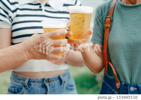 海辺で交わす乾杯のひととき 海辺で交わす乾杯のひととき 133995510