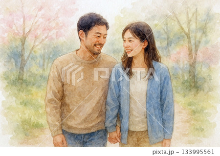 早春の光の中を並んで歩く日本人カップル 133995561