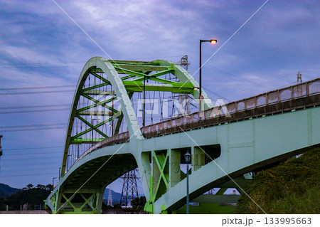 夕暮れ時の橋 133995663