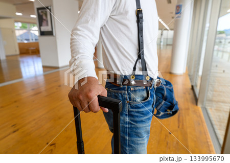 旅行する男性 133995670