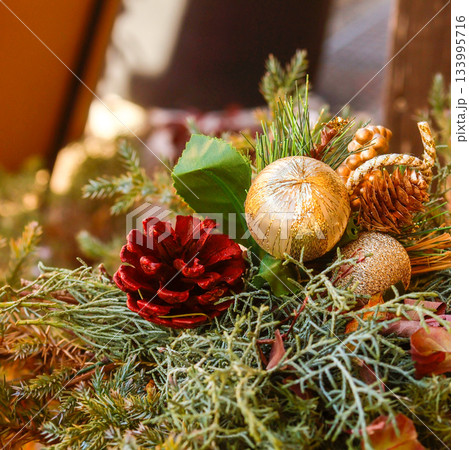 赤いクリスマスの飾り 赤いクリスマスの飾り 133995716