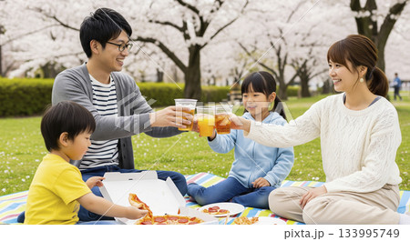 日本人家族が公園でお花見しているシーン 日本人家族が公園でお花見しているシーン 133995749