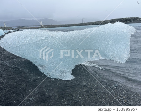 アイスランドのヨークルスアゥルロゥン氷河湖向かいのダイヤモンド•ビーチの動物のような氷河の破片です。 アイスランドのヨークルスアゥルロゥン氷河湖向かいのダイヤモンド•ビーチの動物のような氷河の破片です。 133995957