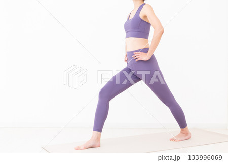 ストレッチ体操をするヨガウェア姿のミドル女性 133996069