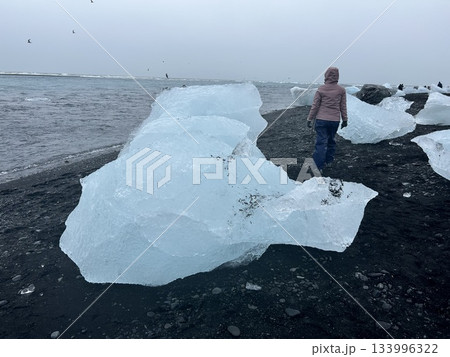 アイスランドのヨークルスアゥルロゥン氷河湖のダイヤモンド•ビーチの白い大きな氷河の破片です。 アイスランドのヨークルスアゥルロゥン氷河湖のダイヤモンド•ビーチの白い大きな氷河の破片です。 133996322