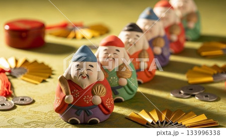 七福神の置物が並ぶ縁起の良い和風お正月イメージ 133996338