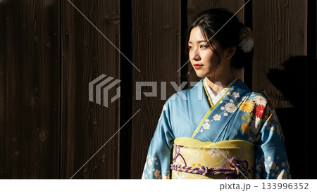 和風建築の前で振袖を着た女性が立つポートレート写真 133996352