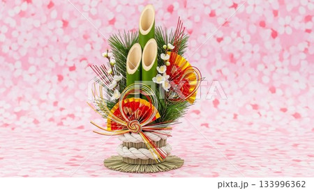 門松飾りが置かれた華やかなピンク色の和風お正月イメージ 133996362