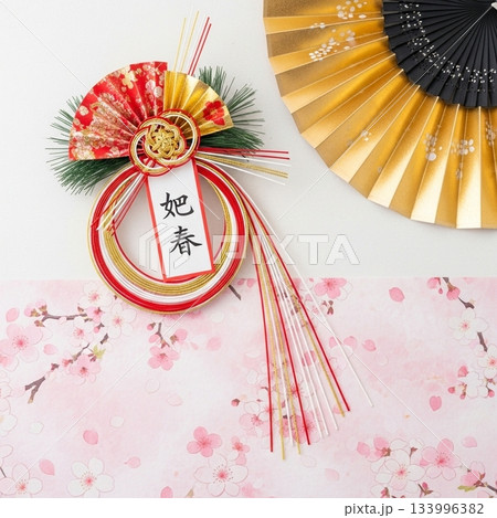 しめ縄飾りと金扇子を桜柄背景の上に置いた正月イメージ 133996382