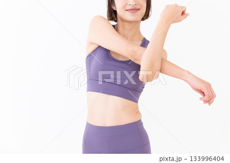 ストレッチ体操をするヨガウェア姿のミドル女性 133996404