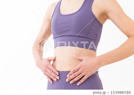 ヨガウェア姿のミドル女性のスリムなお腹 133996588