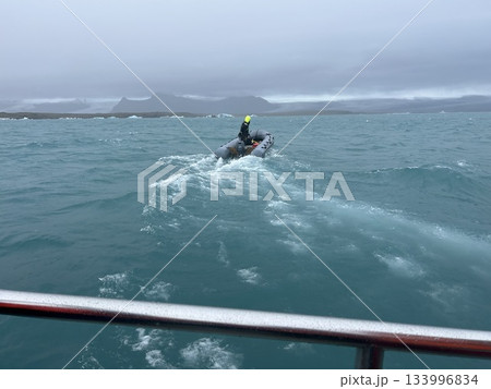アイスランドのヨークルスアゥルロゥン氷河湖の水上船からみた滑走するゴムボートです。 アイスランドのヨークルスアゥルロゥン氷河湖の水上船からみた滑走するゴムボートです。 133996834