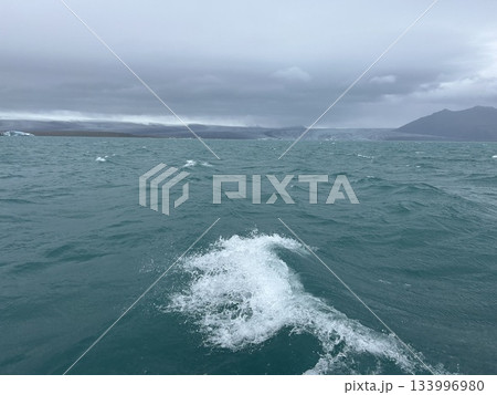 アイスランドのヨークルスアゥルロゥン氷河湖の水上観光船の船尾に出来た船尾波です。 アイスランドのヨークルスアゥルロゥン氷河湖の水上観光船の船尾に出来た船尾波です。 133996980