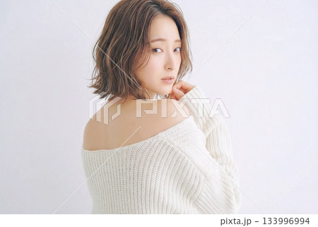 オシャレな髪型の女性・ヘアサロン 133996994