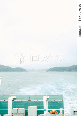 湾岸の街並みを見渡す風景 133997030