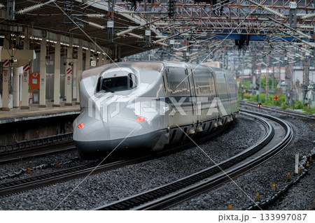 米原駅を通り過ぎる新幹線 米原駅を通り過ぎる新幹線 133997087