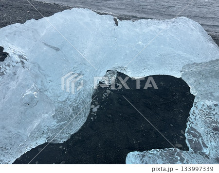 アイスランドのヨークルスアゥルロゥン氷河湖のダイヤモンド•ビーチの輪状になった氷河の破片です。 アイスランドのヨークルスアゥルロゥン氷河湖のダイヤモンド•ビーチの輪状になった氷河の破片です。 133997339