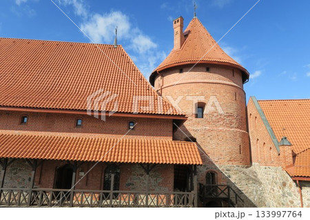 ルコス湖に浮かぶ修復中のトゥラカイ城 133997764