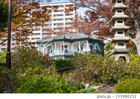 秋の神戸市立相楽園（日本庭園と旧ハッサム住宅、船屋形） 133998152