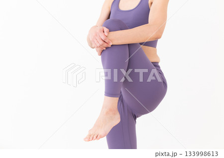 ストレッチ体操をするヨガウェア姿のミドル女性 133998613