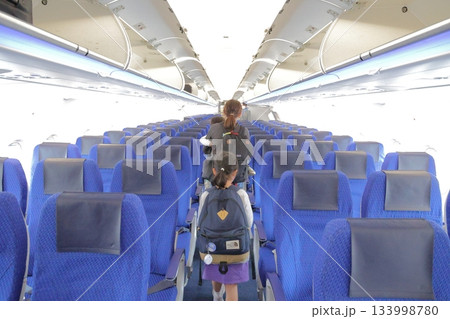 飛行機の車内に乗り込む家族 133998780