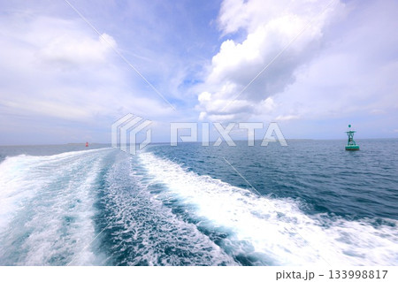 船の引き波と浮標 船の引き波と浮標 133998817