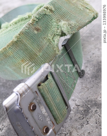 使い古してボロボロになった胴ベルト 使い古してボロボロになった胴ベルト 133998976