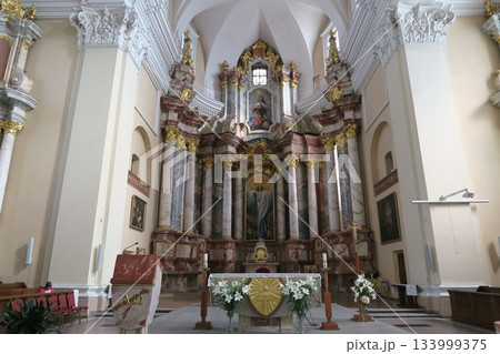 王冠を頂く聖カジミエル教会の主祭壇 133999375