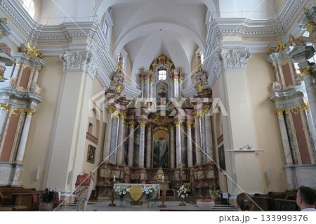 王冠を頂く聖カジミエル教会の主祭壇 133999376