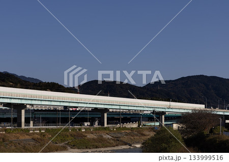 高速道路と秋の空 133999516