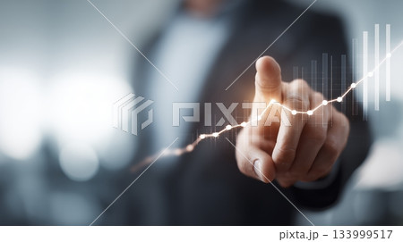 成長曲線を指し示すビジネスパーソン 133999517