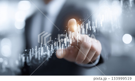 成長曲線を指し示すビジネスパーソン 133999519