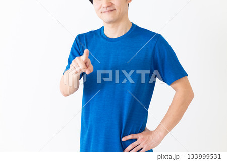 Tシャツ姿で指差しをするミドル男性 133999531